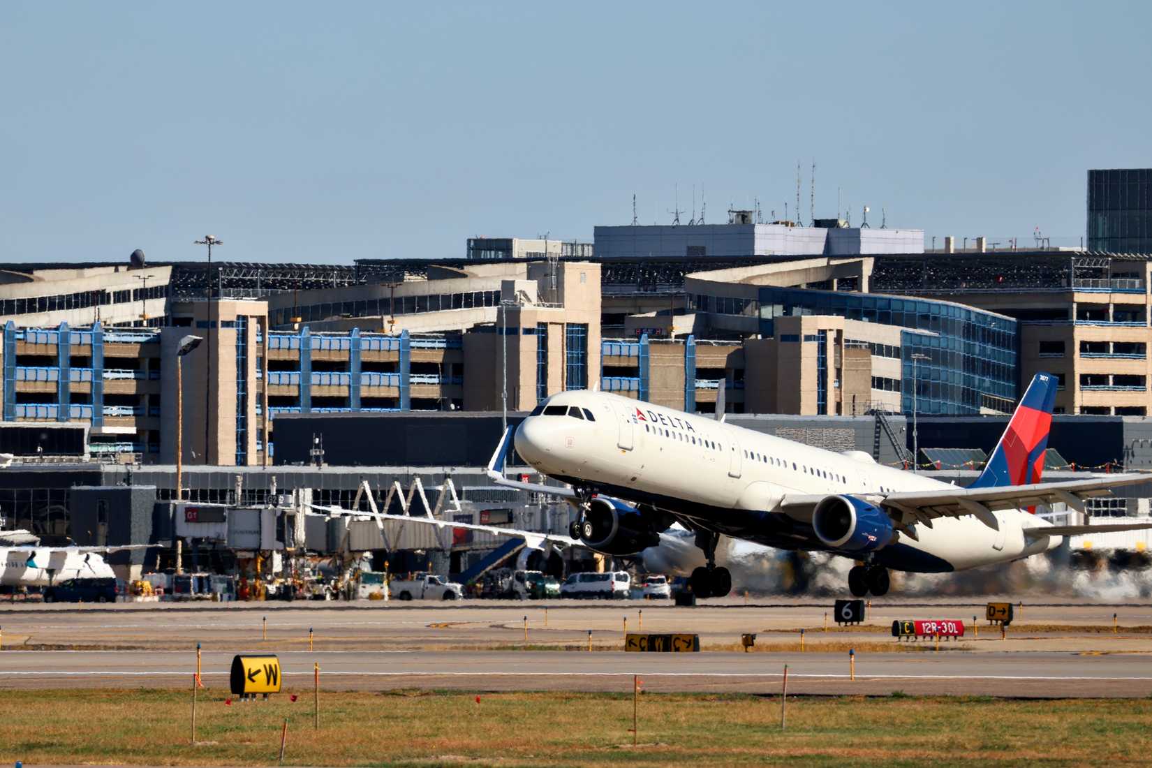 Delta aircraft departing Minneapolis acole96