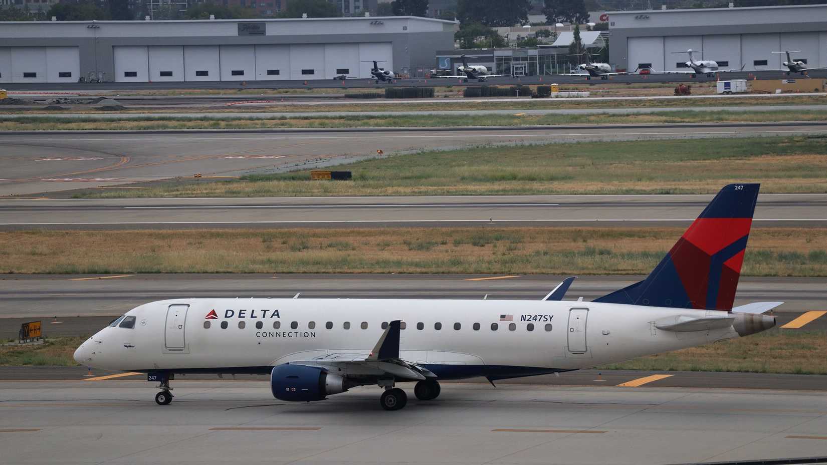 Delta Connection Embraer E175 taxis to the runway at San Jose International Airport