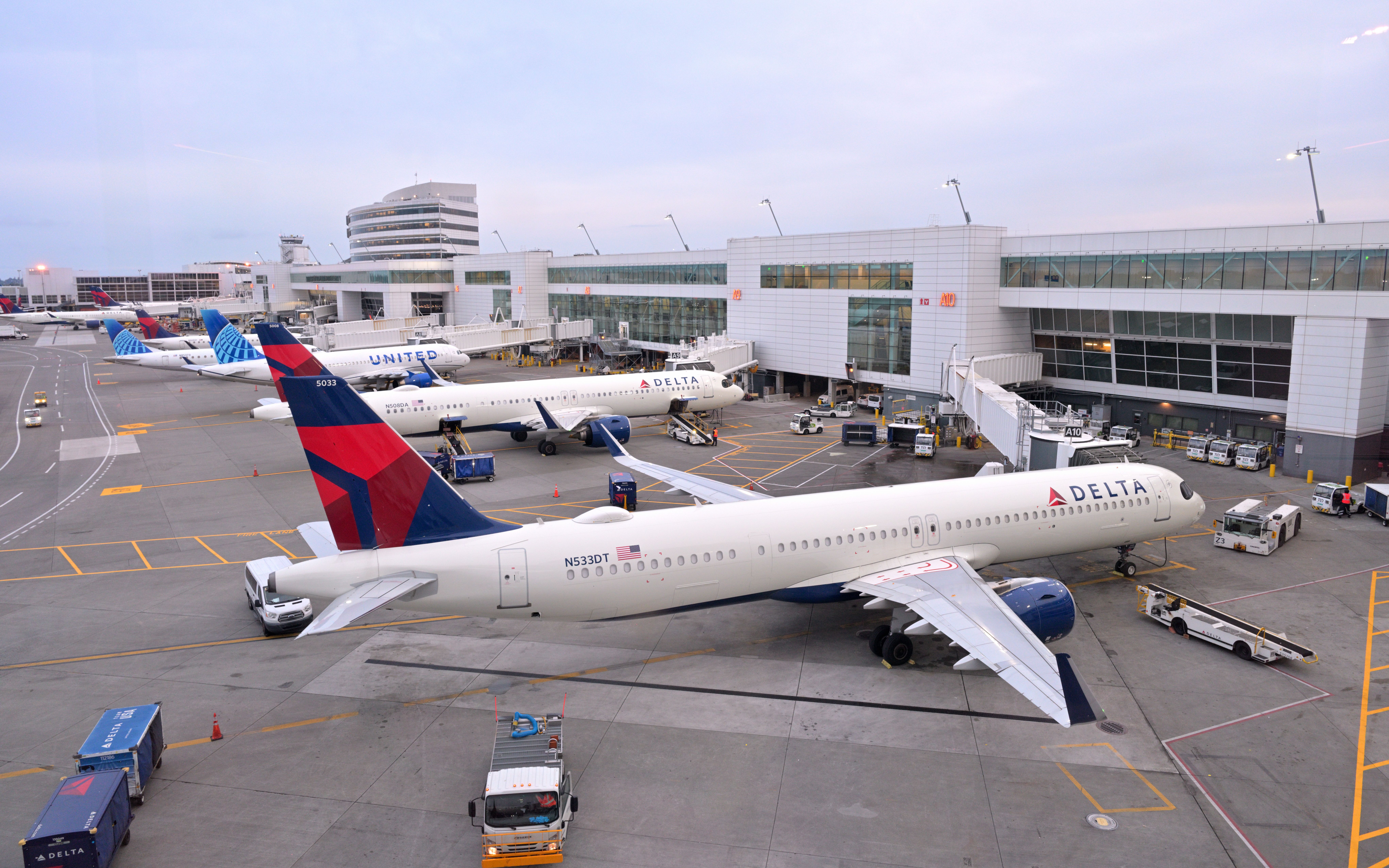 Delta_Air_Lines_Airbus_A321neo_N533DT_and_other_aircraft_at_Seattle-Tacoma_May_2026