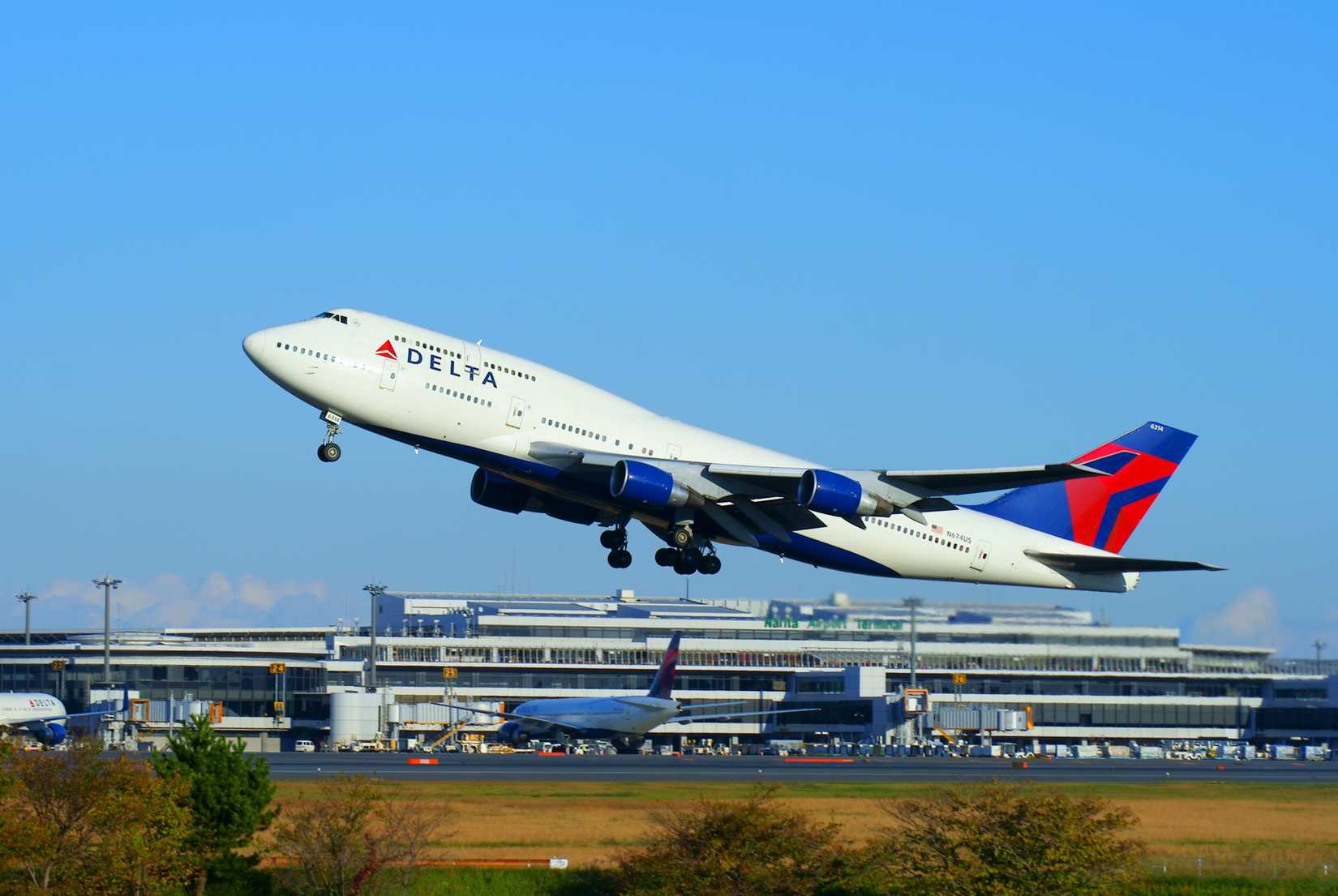 DELTA_Airlines_B747-400_departing_from_Tokyo_Narita_Airport