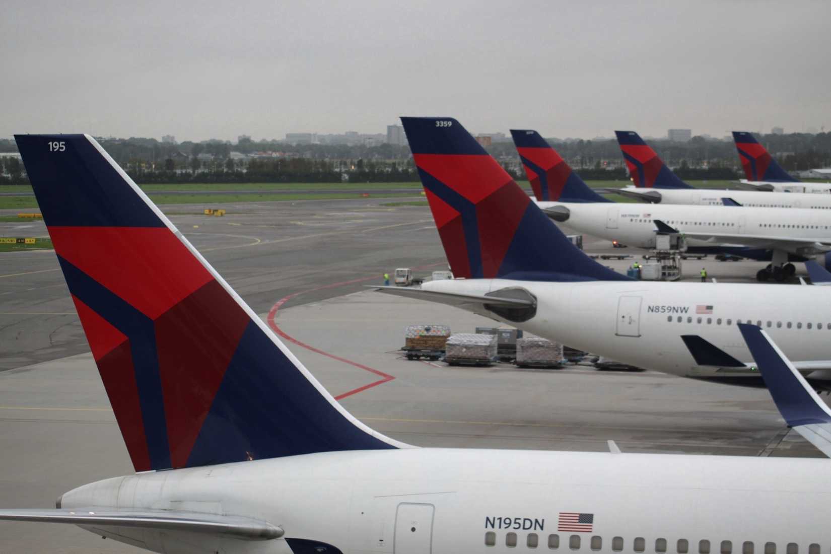Delta_Airlines_Tails_(7296942710)