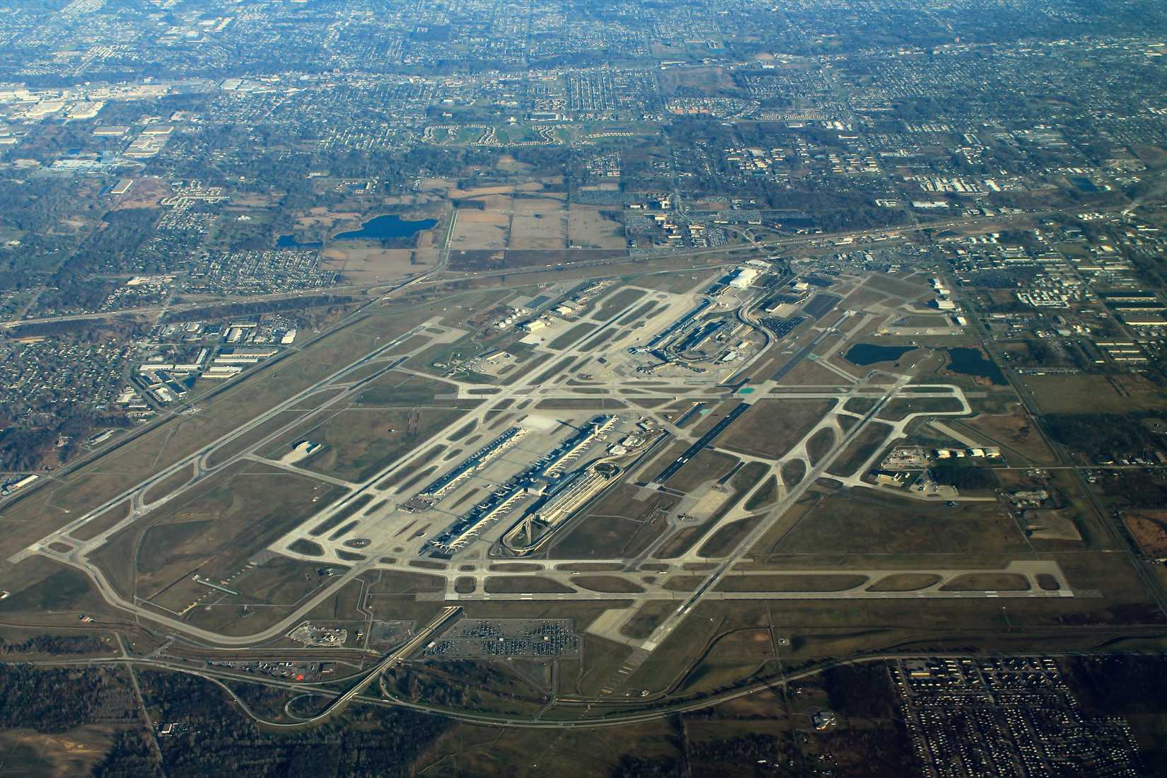 Detroit_Metropolitan_Airport_Aerial_-_November_2015_(45764509704)