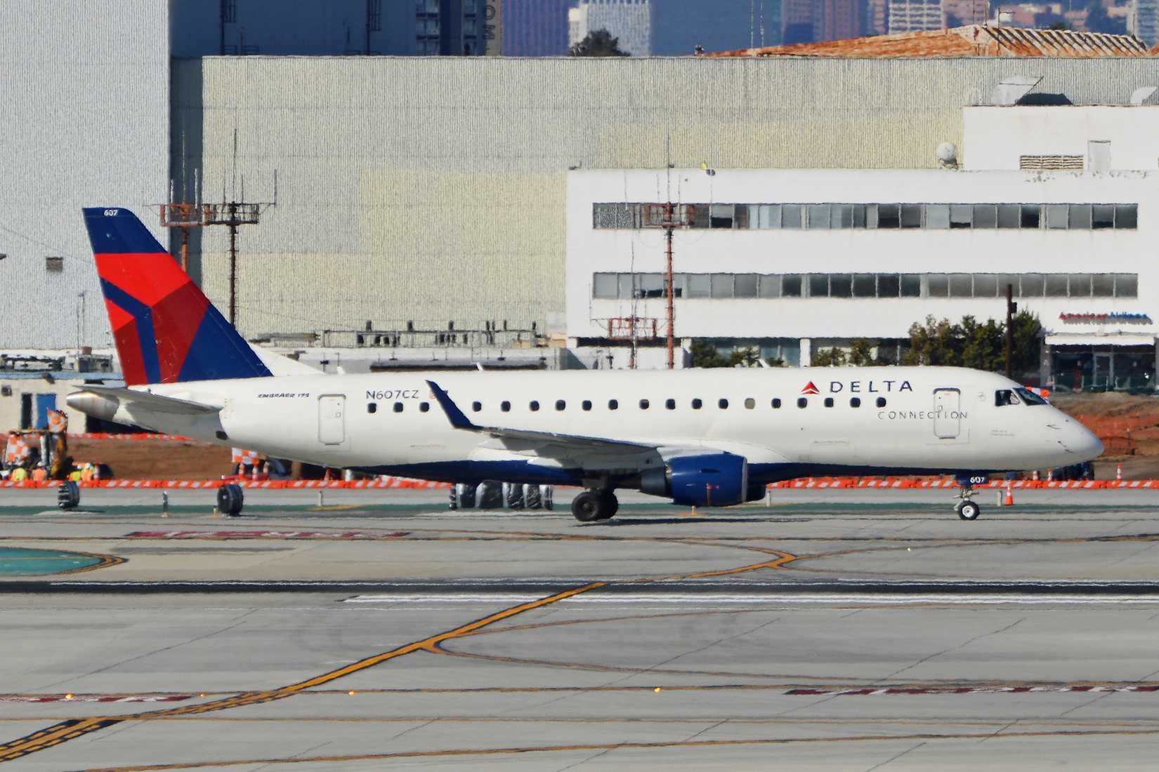 Embraer_Emb175SR_'N607CZ'_Delta_Connection_(14323512344)