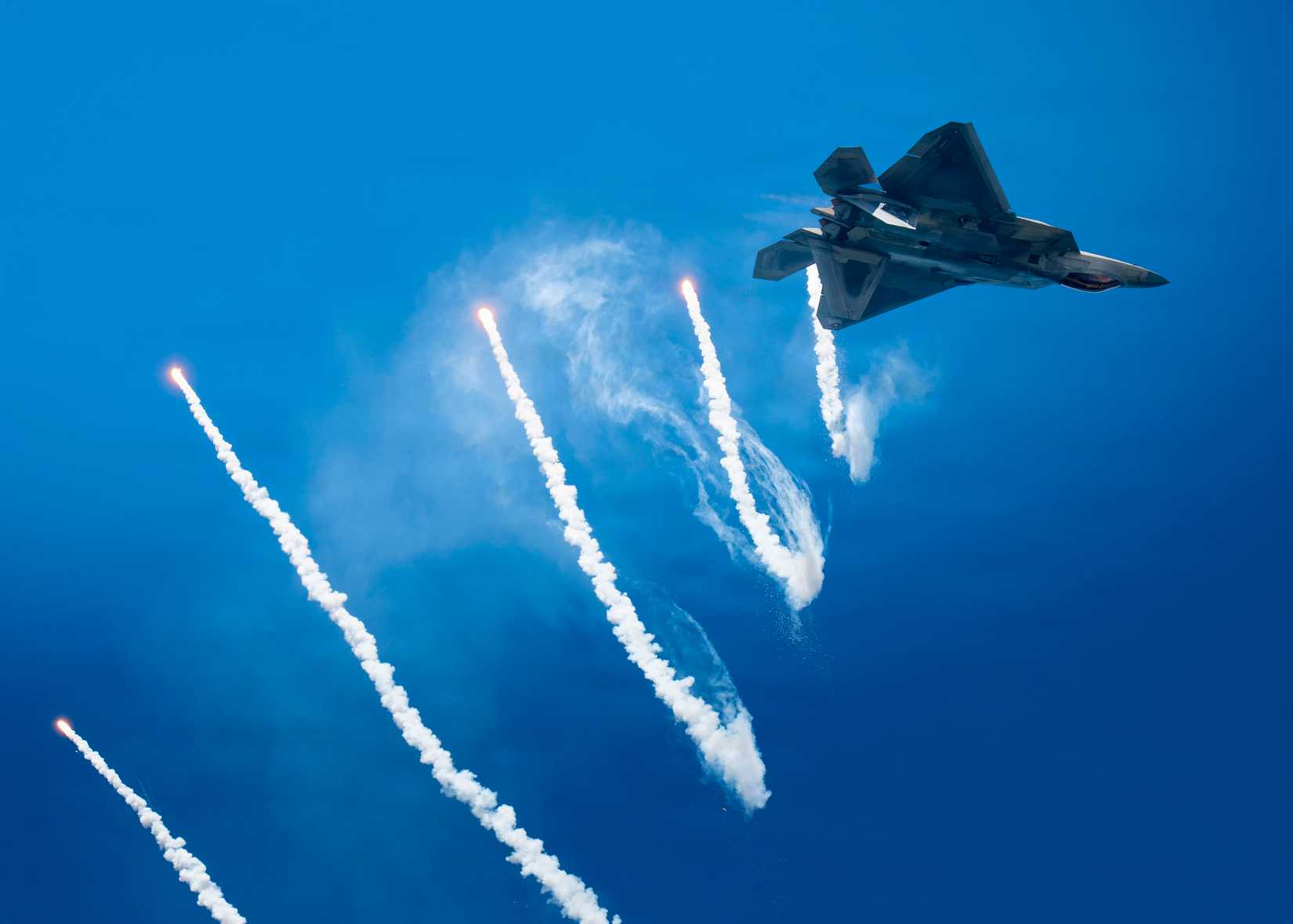 F-22 Demo Team rips three days of flares fighter