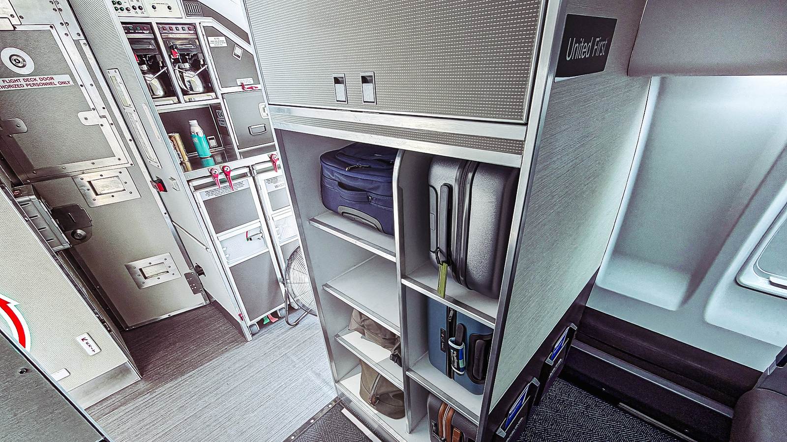 United Airlines Surpreende: Por Que Jato Regional Troca Bagageiro por Closet?