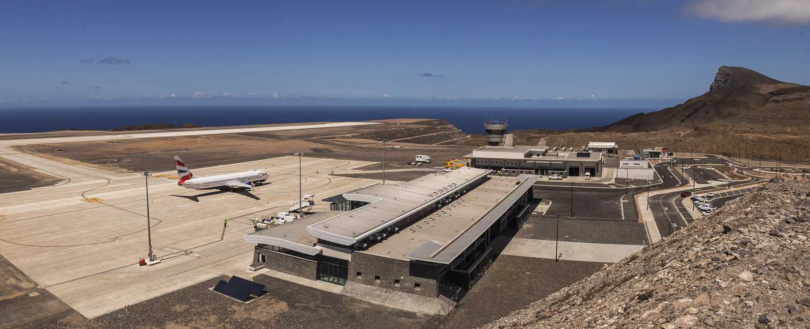 First Comair Boeing 737-800 flight to Saint Helena Airport in 2016 by Paul Tyson