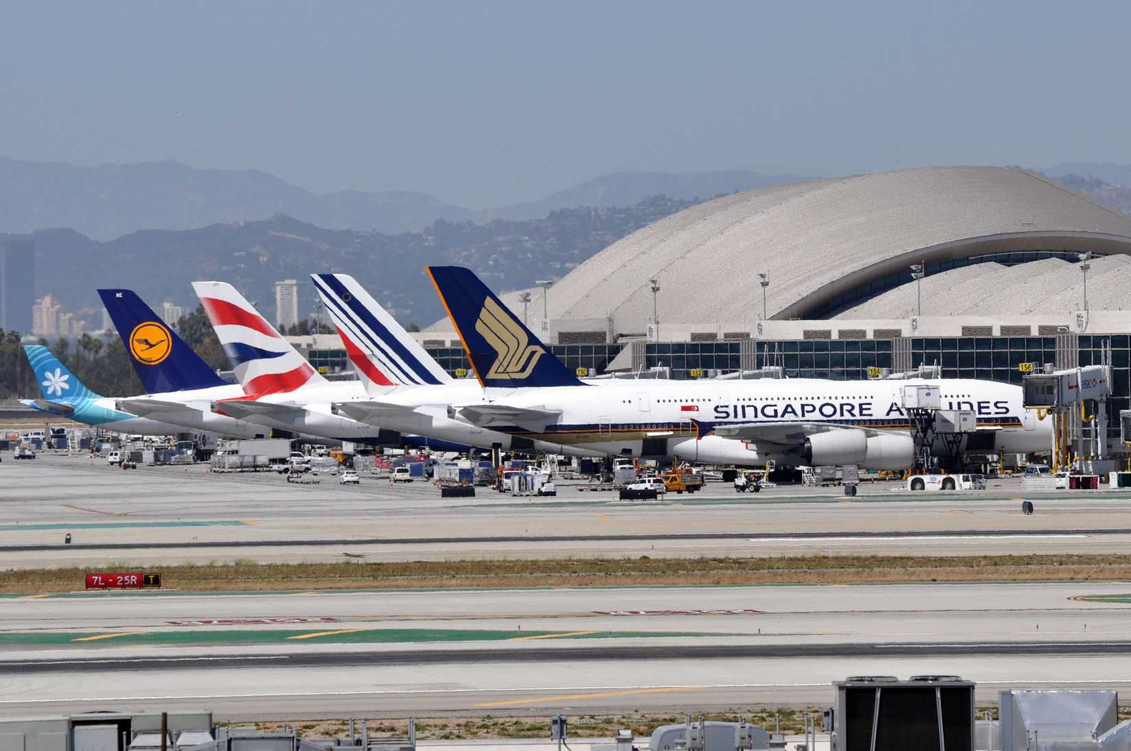 Four_Airbus_A380_at_Los_Angeles_International_Airport