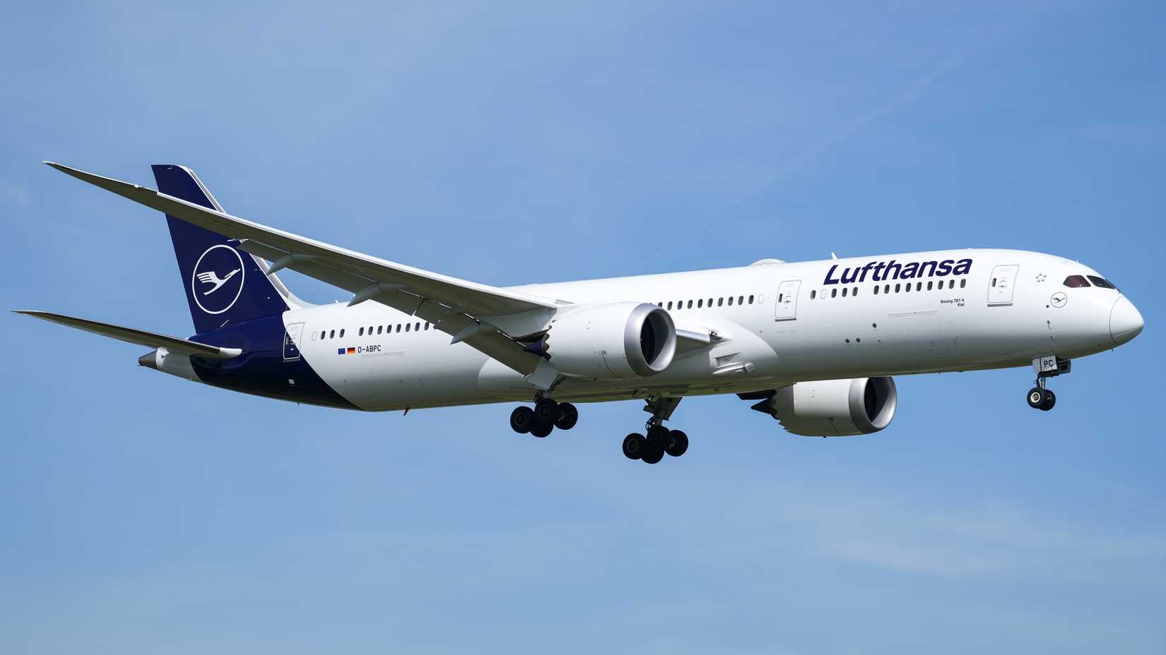 Frankfurt_Airport_Lufthansa_Boeing_787-9_Dreamliner_D-ABPC_(DSC02632)