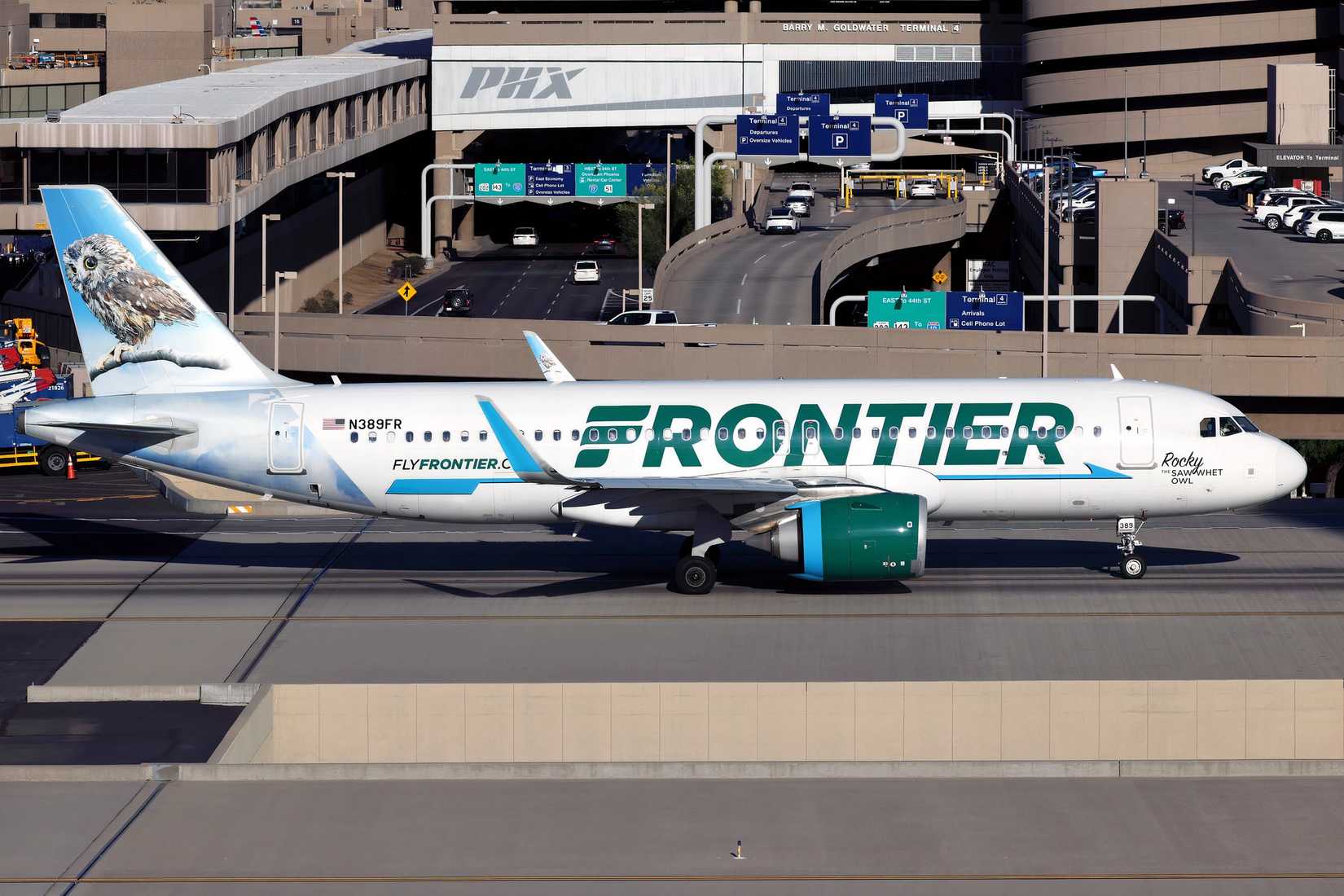 Frontier A320neo taxiing at Phoenix