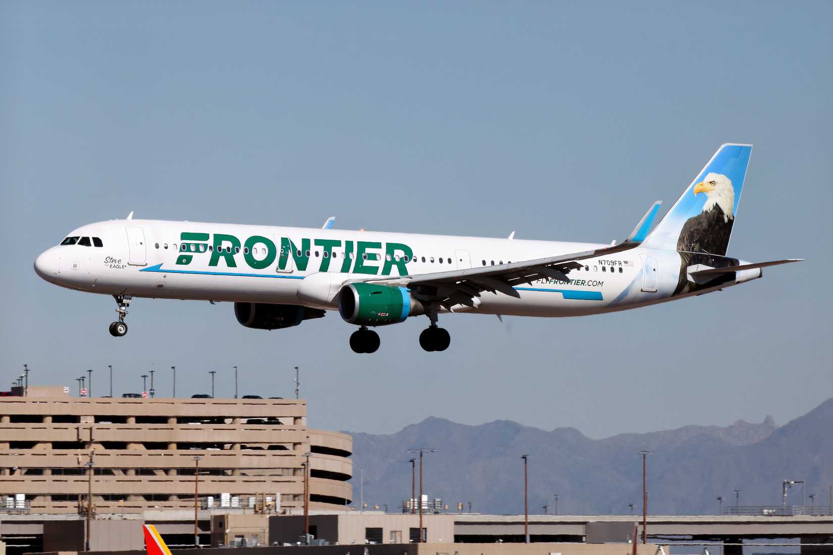 Frontier A321neo short final at Phoenix
