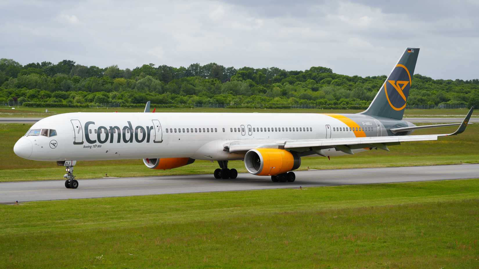 Hamburg_Airport_Condor_Boeing_757-330(WL)_D-ABOJ_(DSC01545)