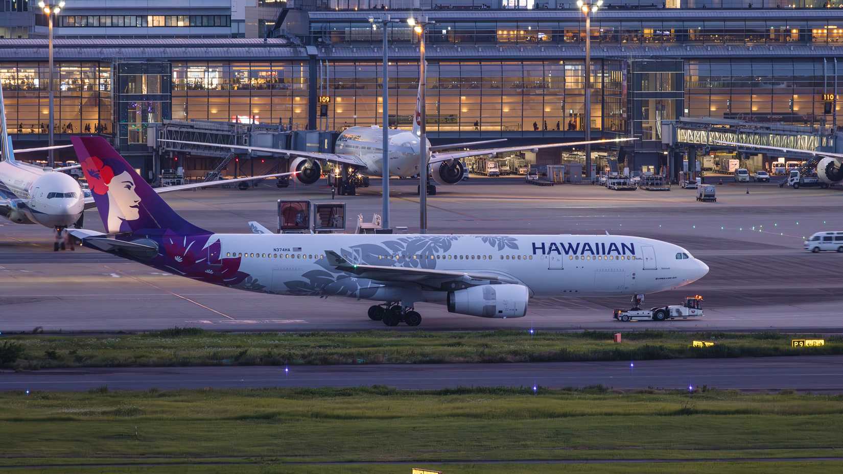 hawaiian airlines airbus a330-200 in tokyo