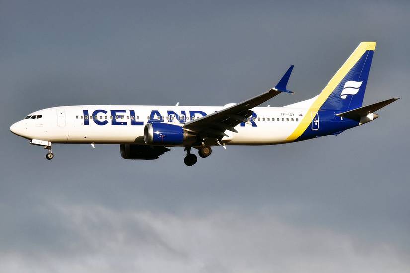 Icelandair 737 MAX 8 on final