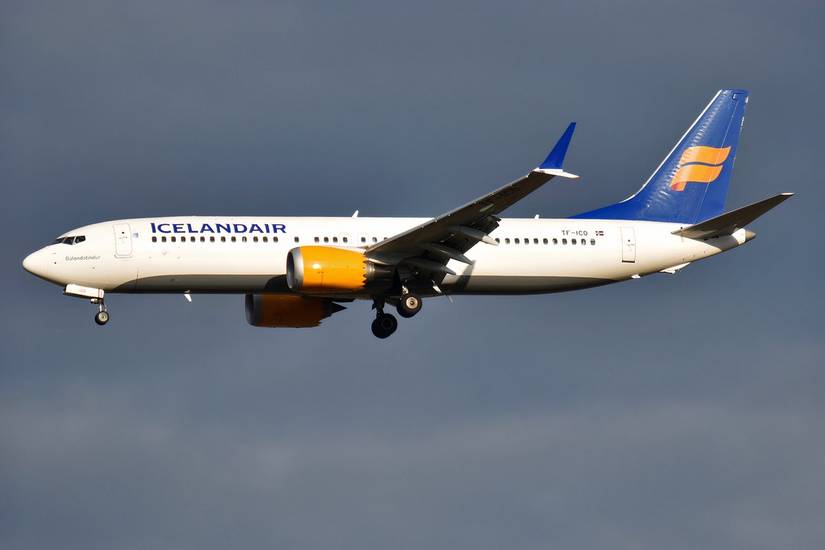 Icelandair 737 MAX 8 on short final