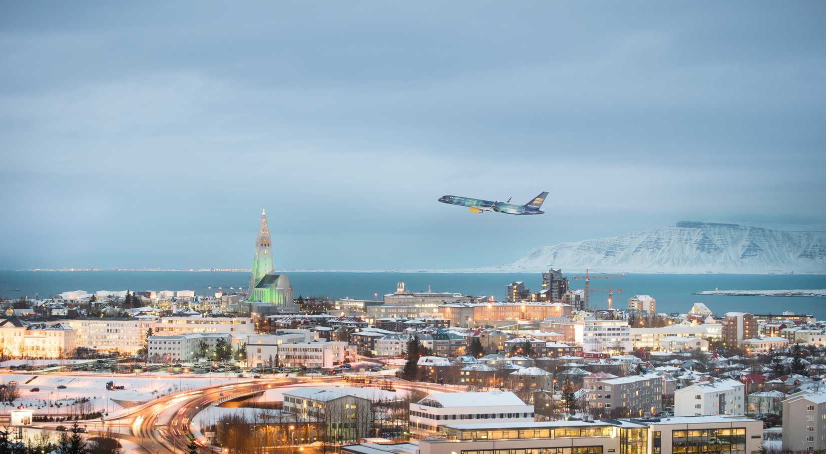 Icelandair_Boeing_757-200_in_flight_over_Reykjavik