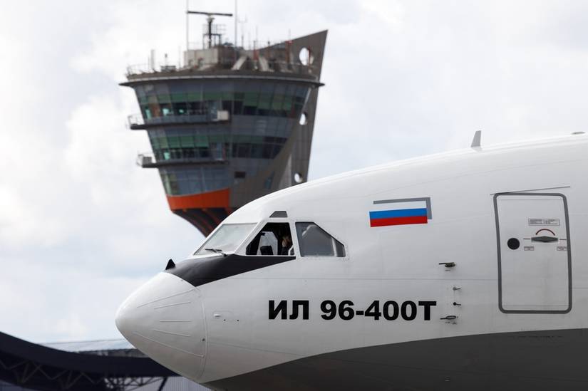 Il-96-400 airliner