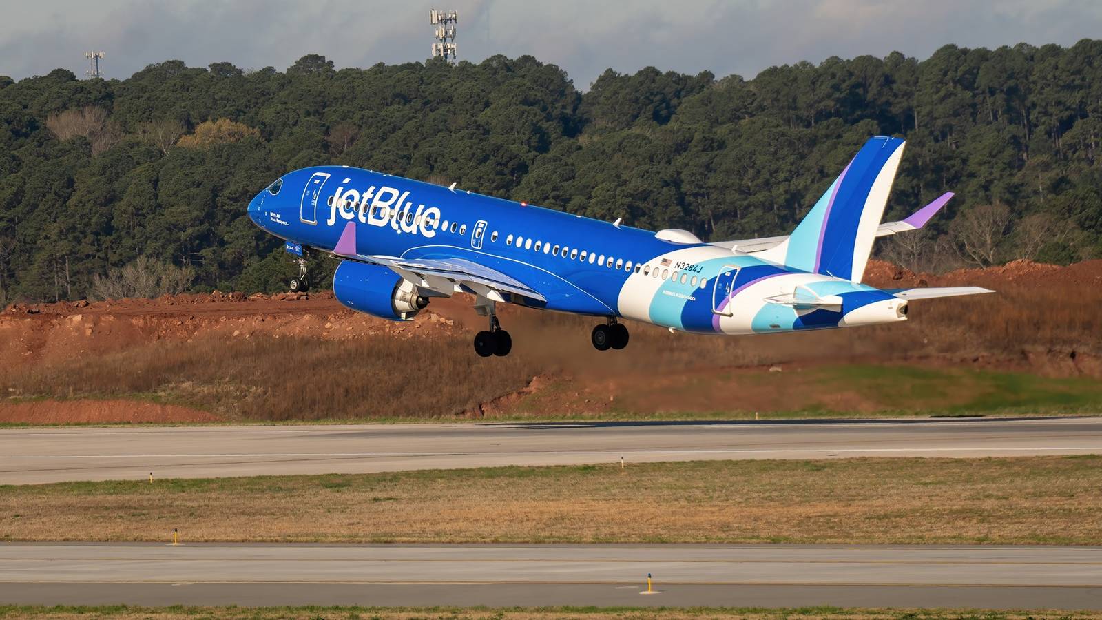 JetBlue Enfrenta Ação de US$ 5 Milhões por 'Assentos Grátis' Falsos