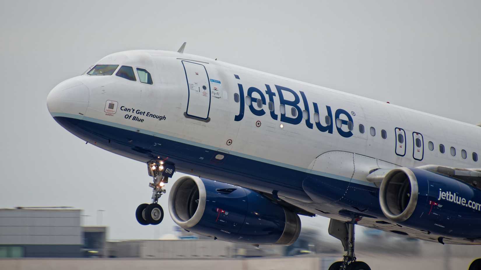 JetBlue Airbus A320 take-off from Fort Lauderdale 