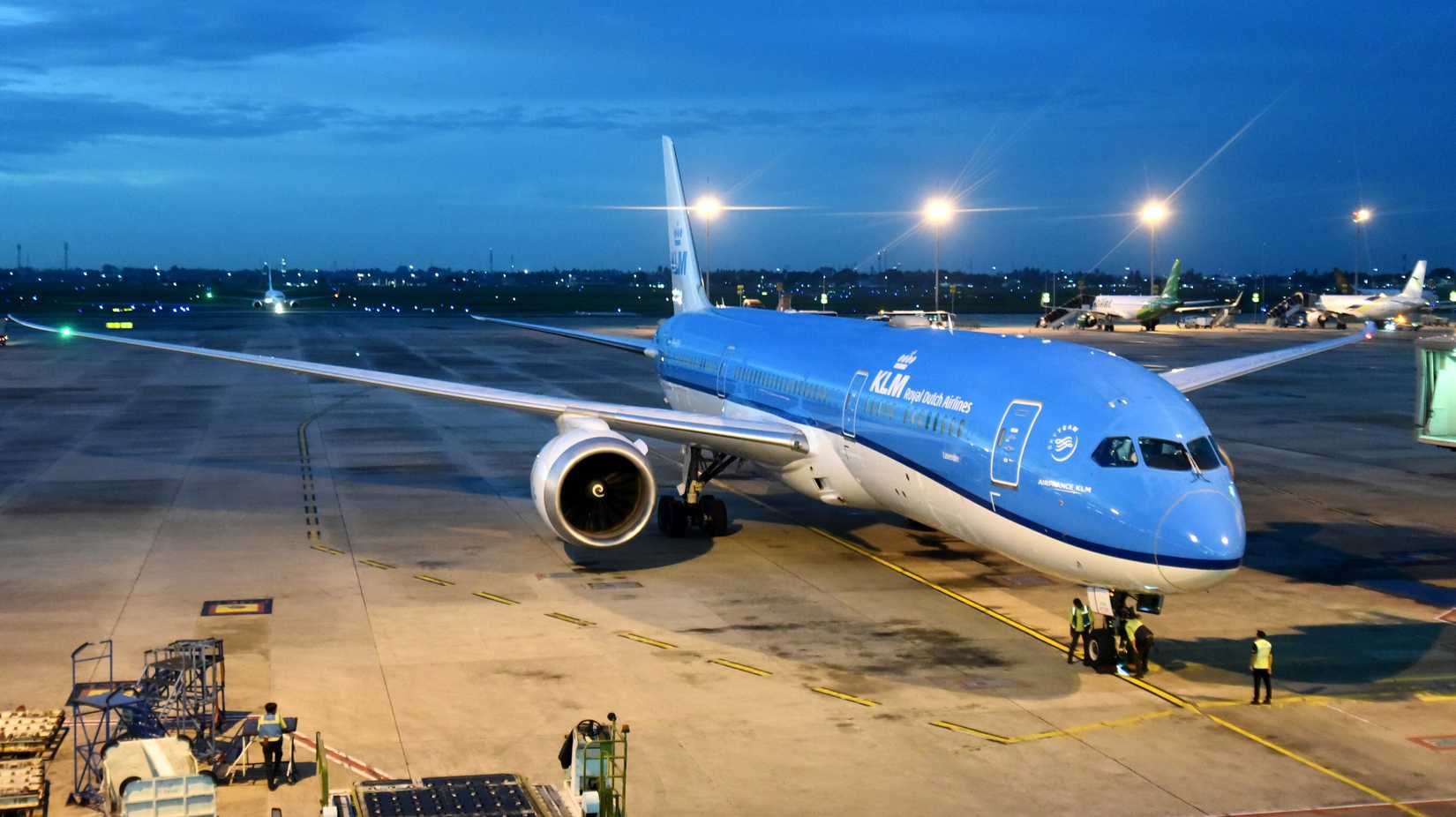 KLM 787