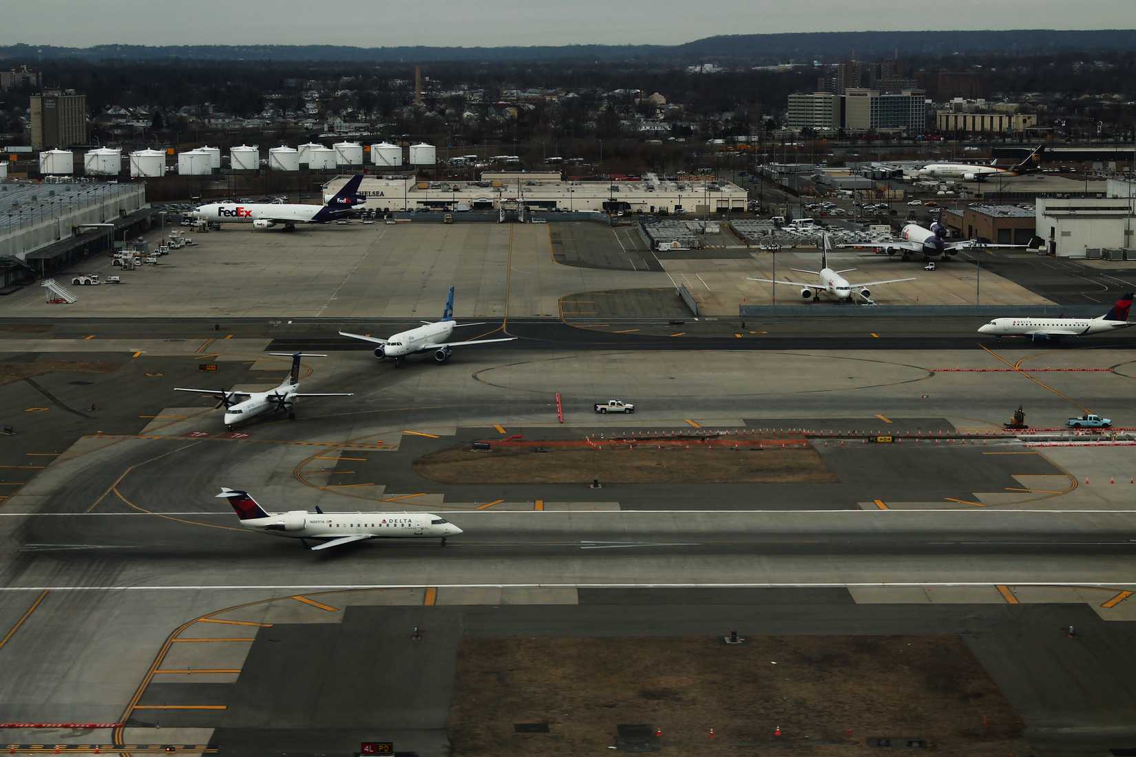 Landing_at_Newark_International_Airport_-_March_2014_(43005300575)