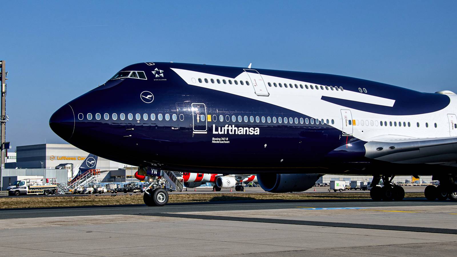 Lufthansa Pede Desculpas por Crise Após Ignorar Passageiro em Rede Social