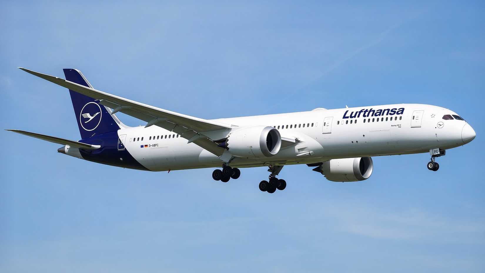 Lufthansa Boeing 787-9 on short final