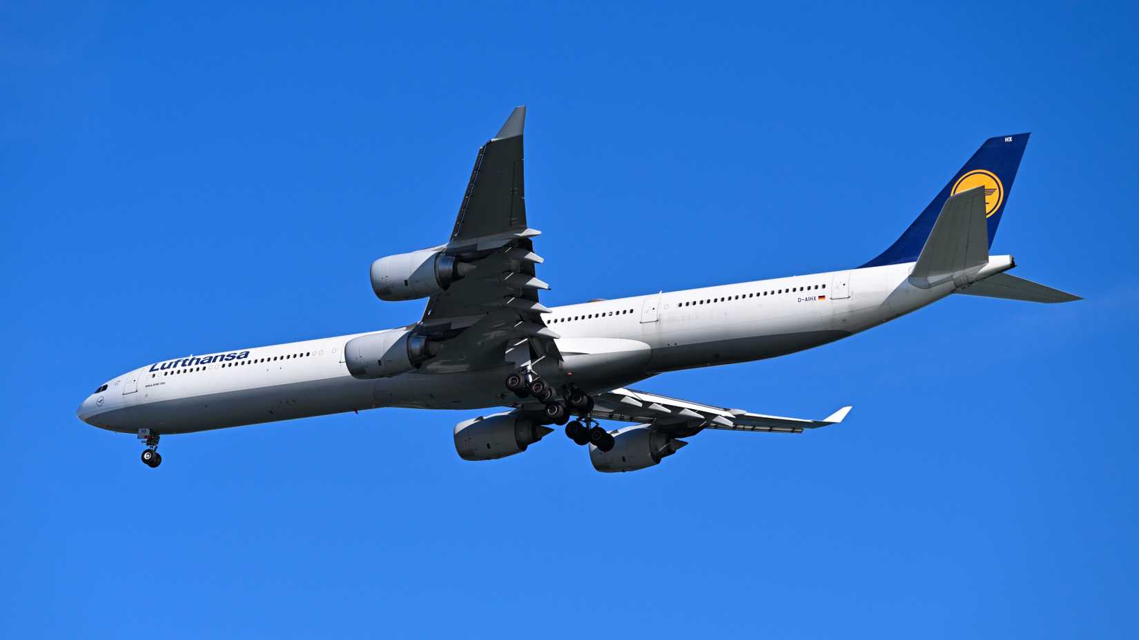 Lufthansa_A340-600_D-AIHX_on_final_approach_to_Boston_Oct_2024_4