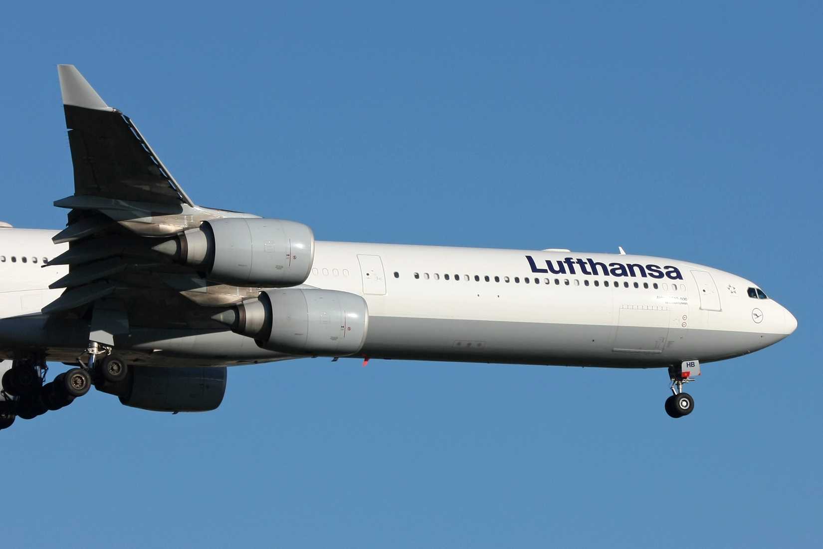 Lufthansa_Airbus_A340-600_at_FRA