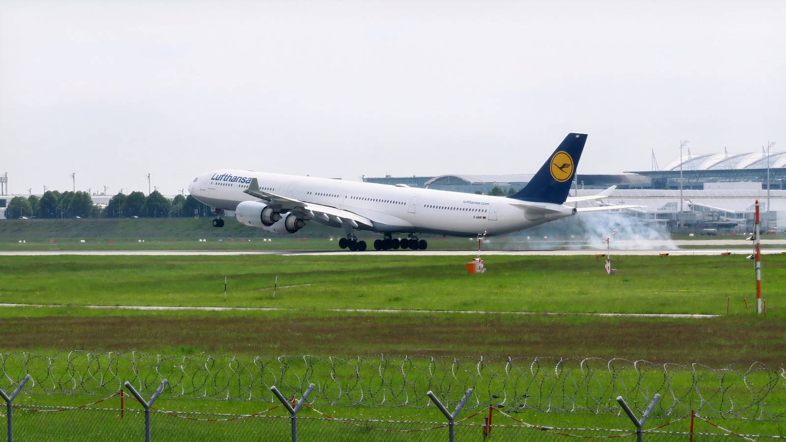 Live: Washington Bound Lufthansa A340-600 Diverts Squawking 7700