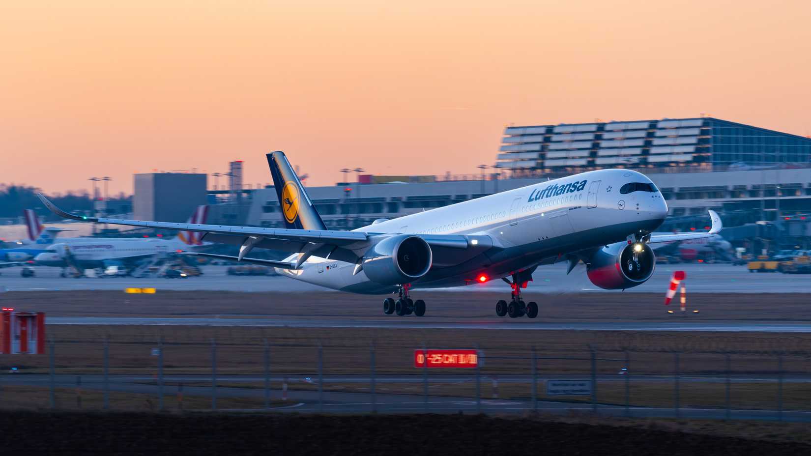 Lufthansa_Airbus_A350-941_D-AIXA_STR_2016_02