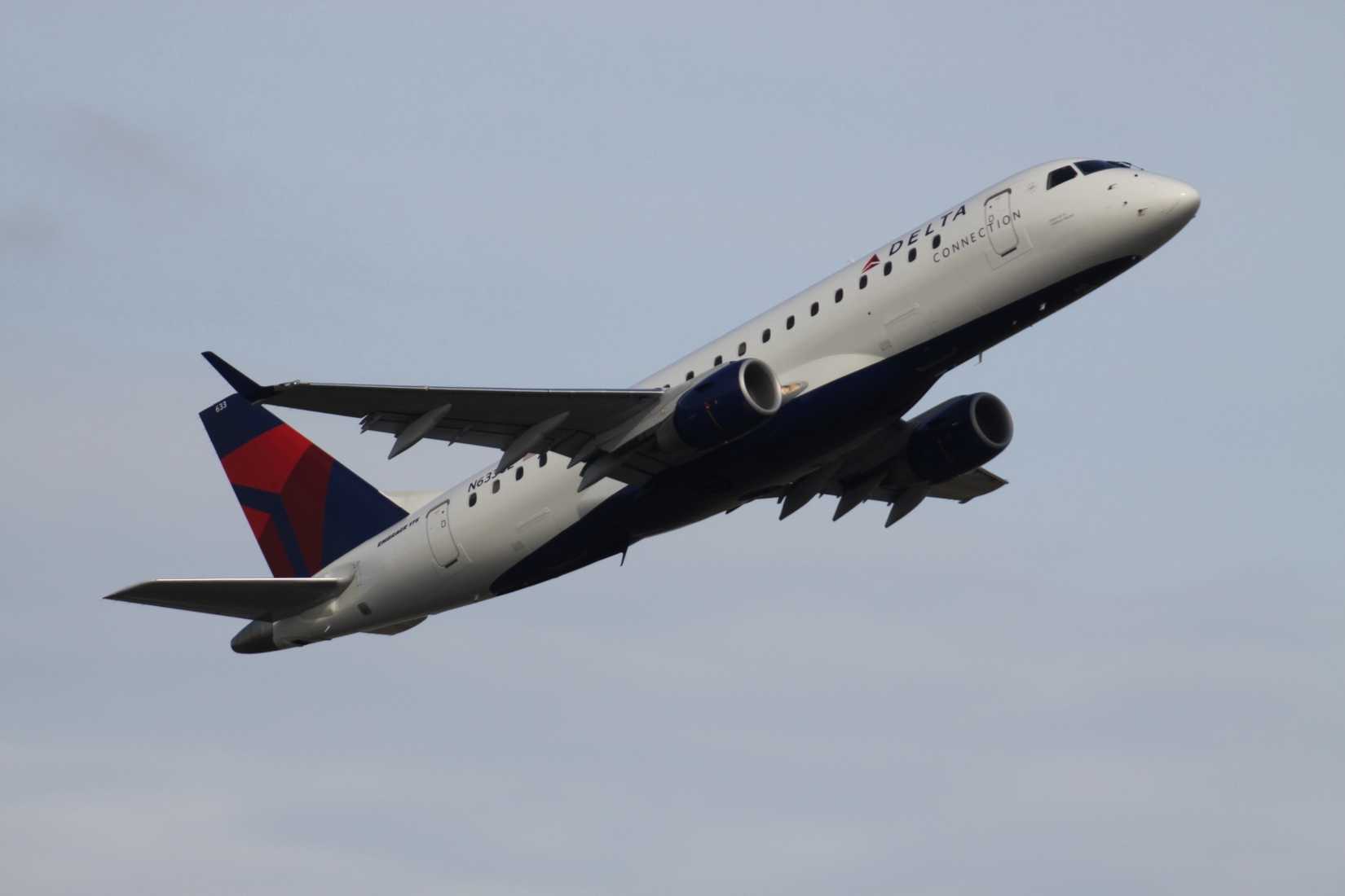 N633CZ_Embraer_175_DELTA_Connection_(7628977454)