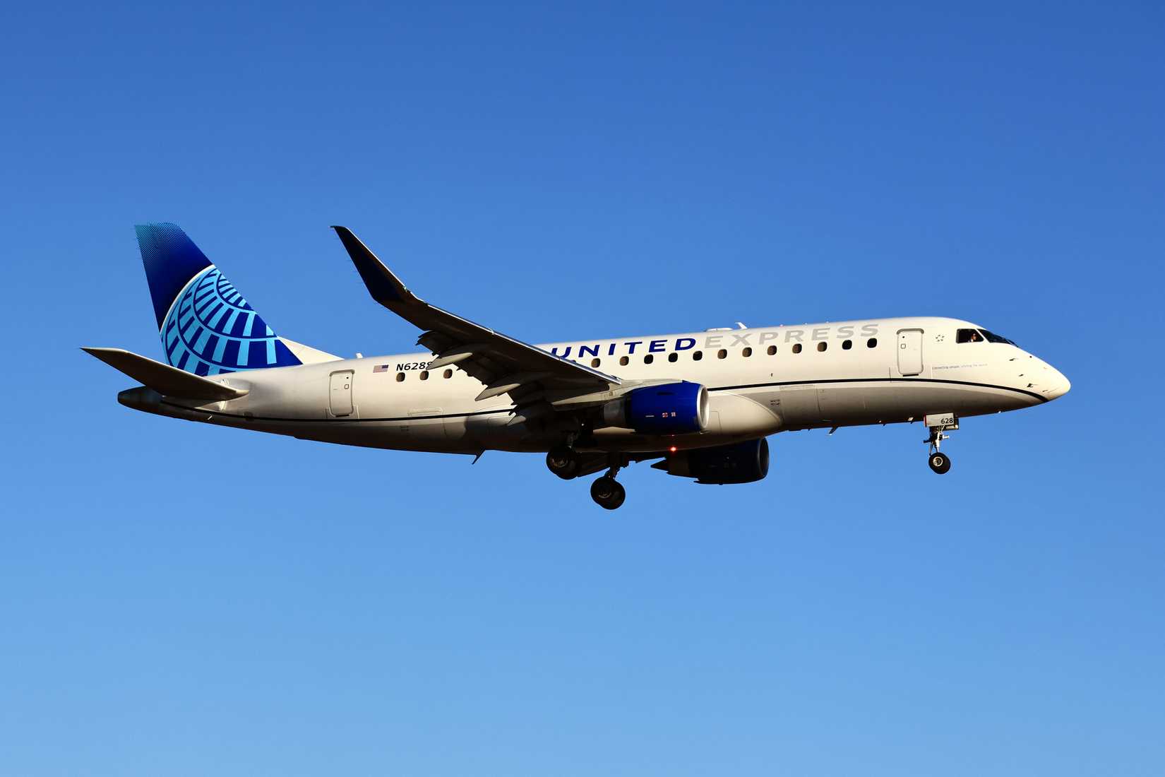 nited Express Embraer E175, aircraft registration N628SY, in flight during approach to Los Angeles International Airport (LAX)