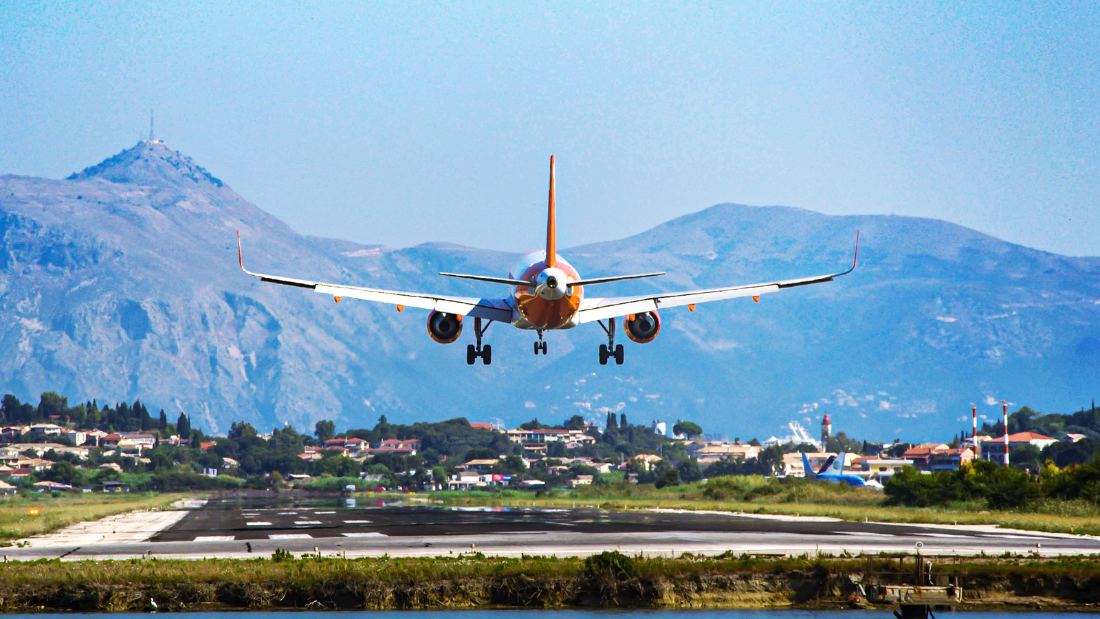 Por que Pilotos Dão Voltas no Aeroporto Antes de Pousar? Descubra o Motivo Real