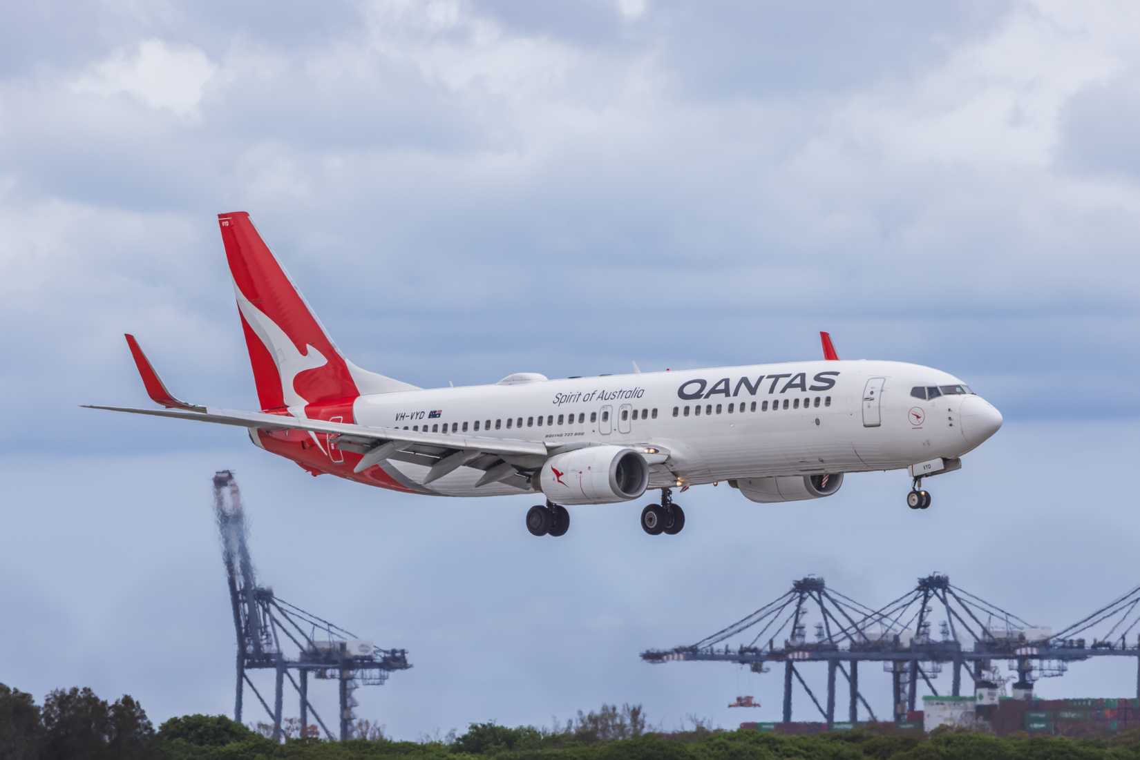 Qantas Boeing 737-800 landing Brisbane