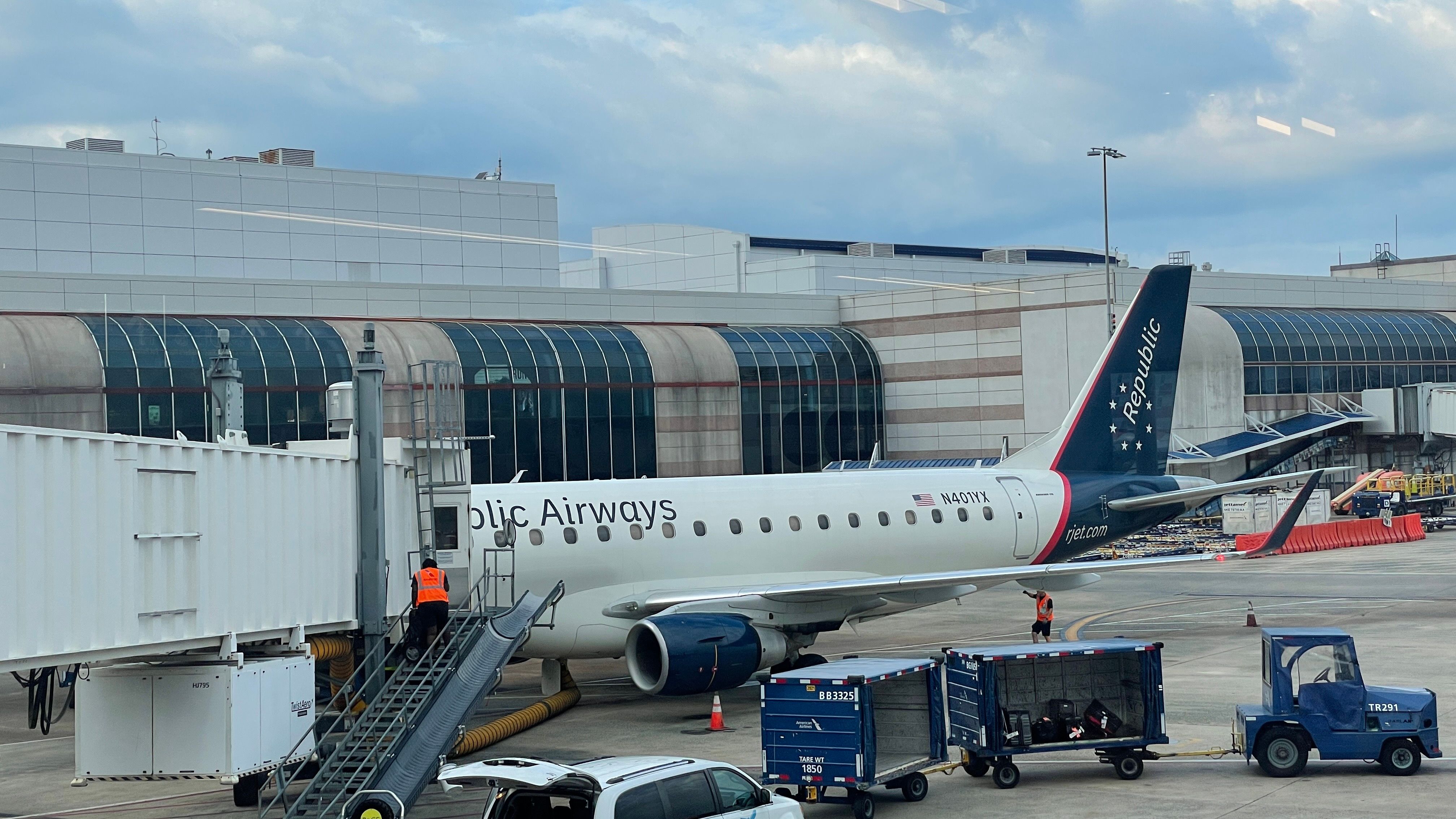 Republic_Airways_at_Charlotte_Airport–August_2021