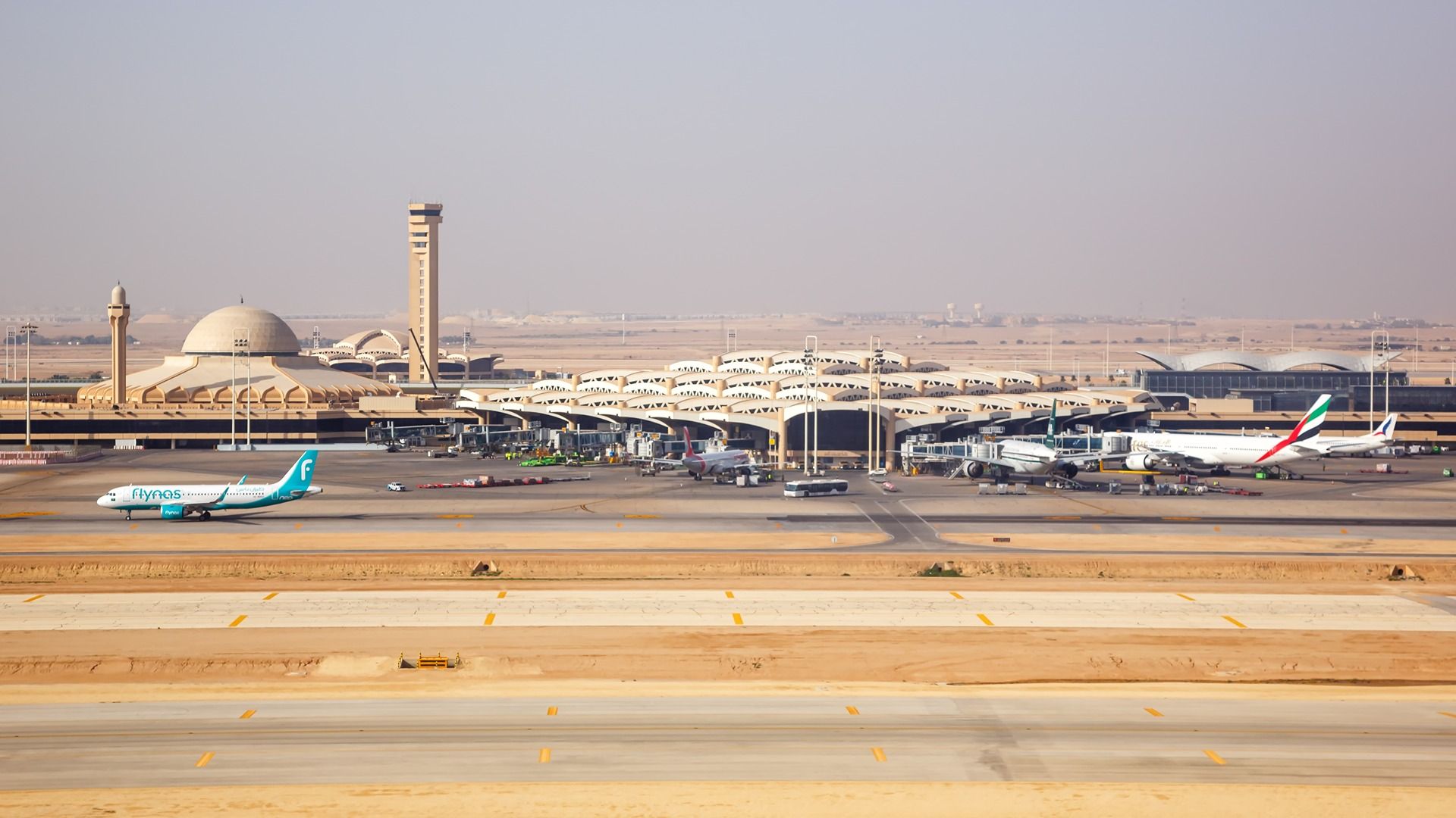 Riyadh Airport FlyNas and Emirates Markus Mainka (1)