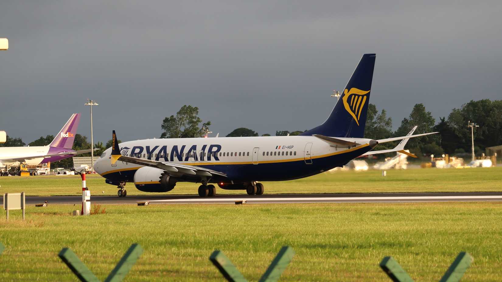 ryanair boeing 737 max 8 landing in dublin