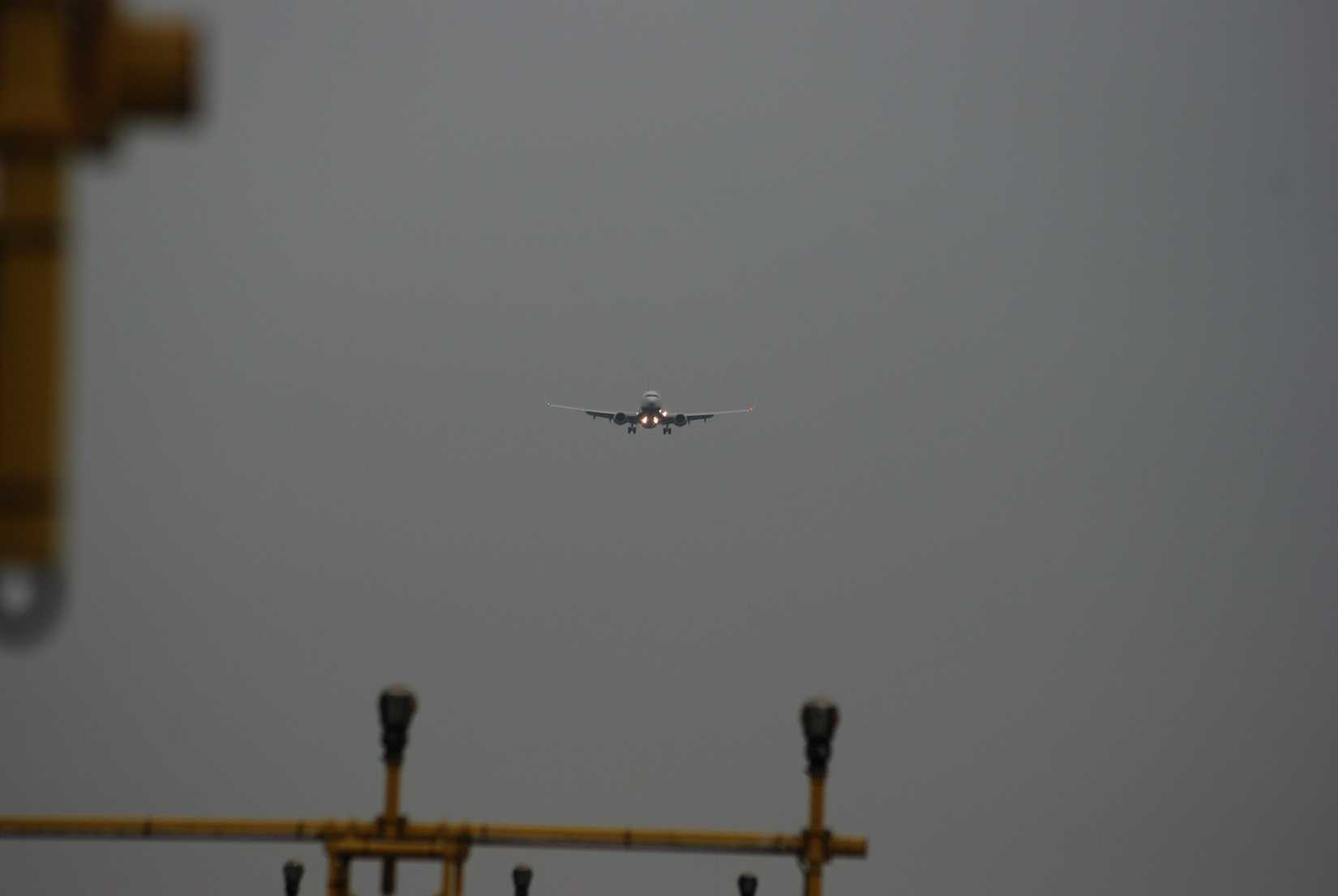 Ryanair 737 on approach with retractable lights