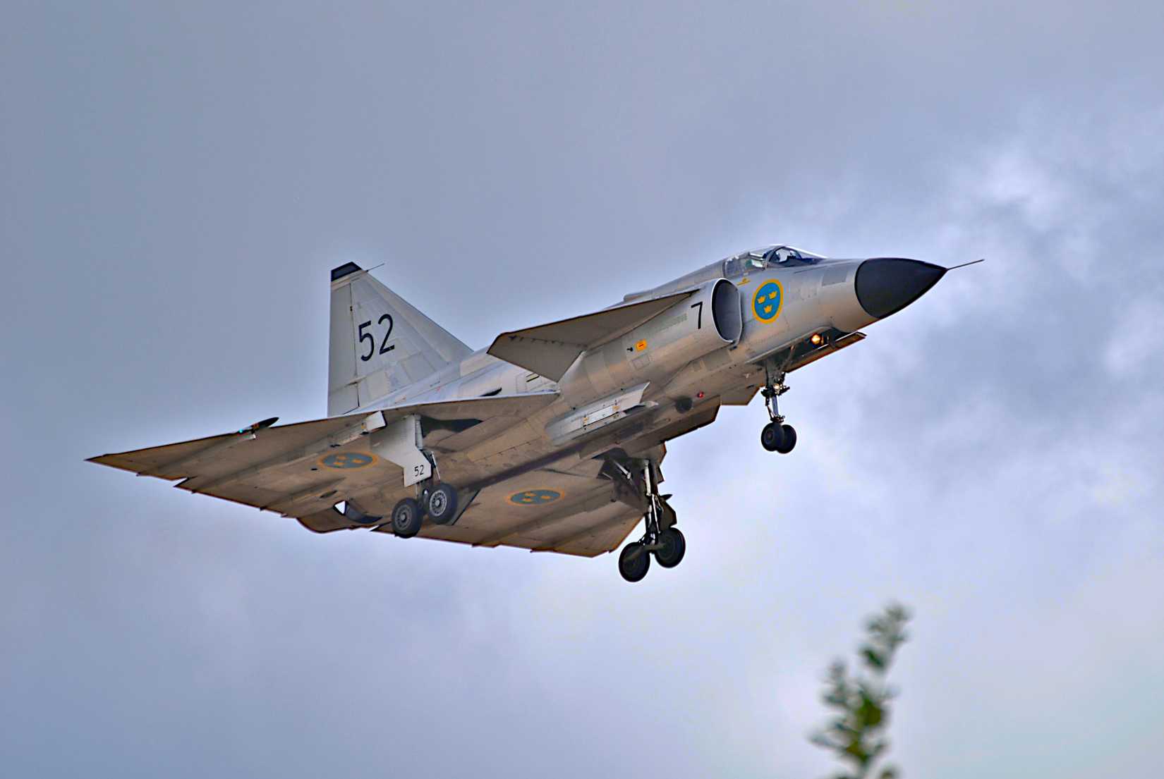 SAAB J37 Viggen landing at Flygdarna 2026, Malmen Air Base