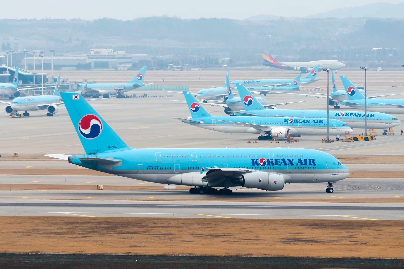 Korean Air Airbus A380 aircraft; other Korean Air aircraft in the background