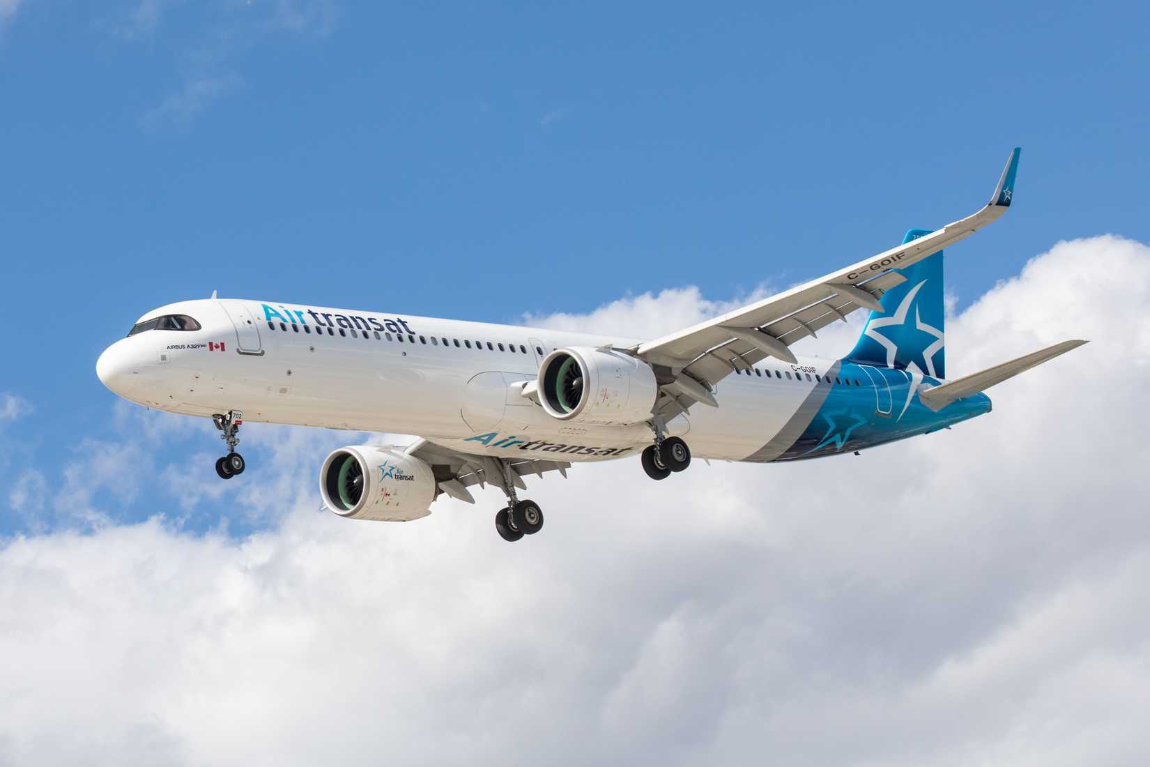 Air Transat Airbus A321LR on approach