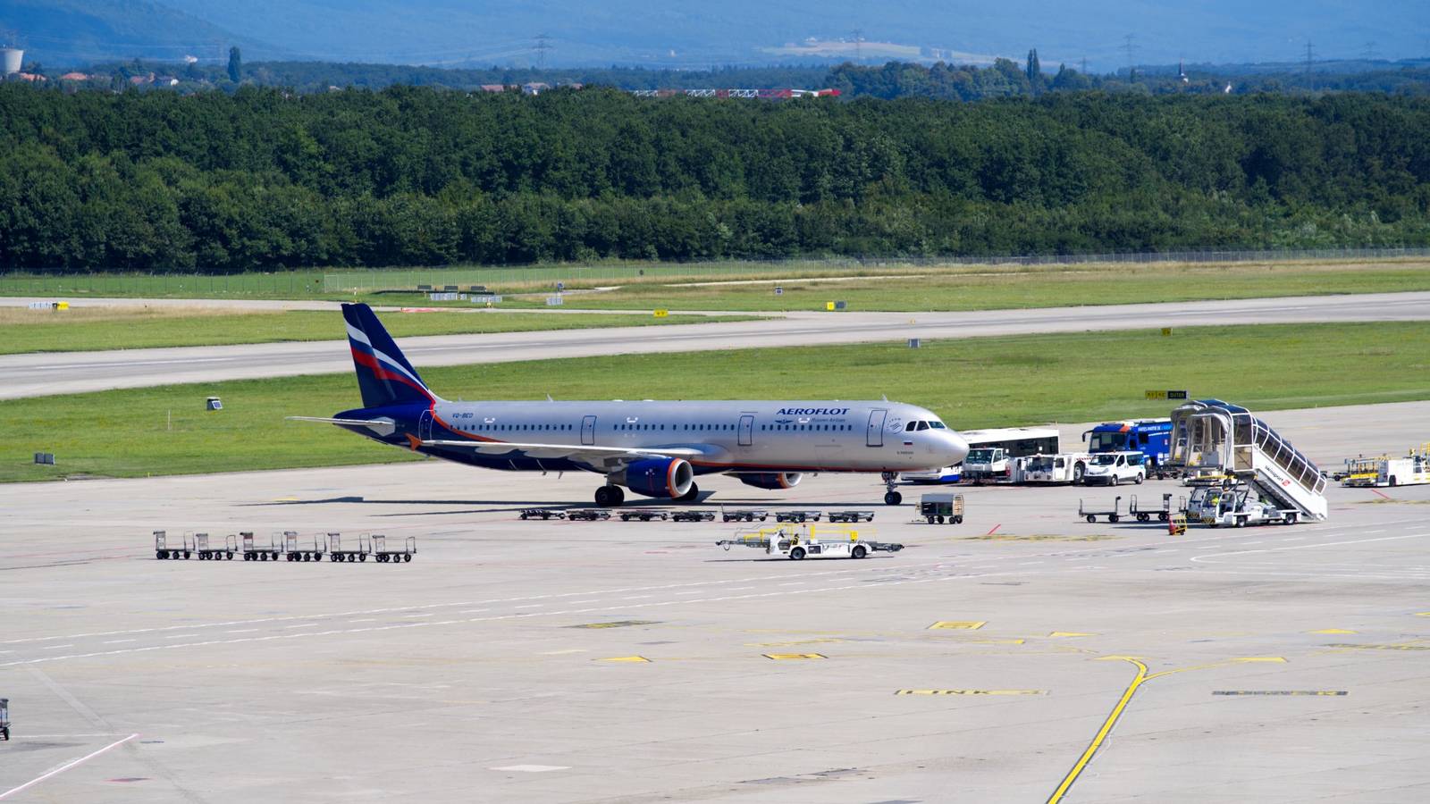Avião russo abandonado em Genebra completa mais de quatro anos no pátio