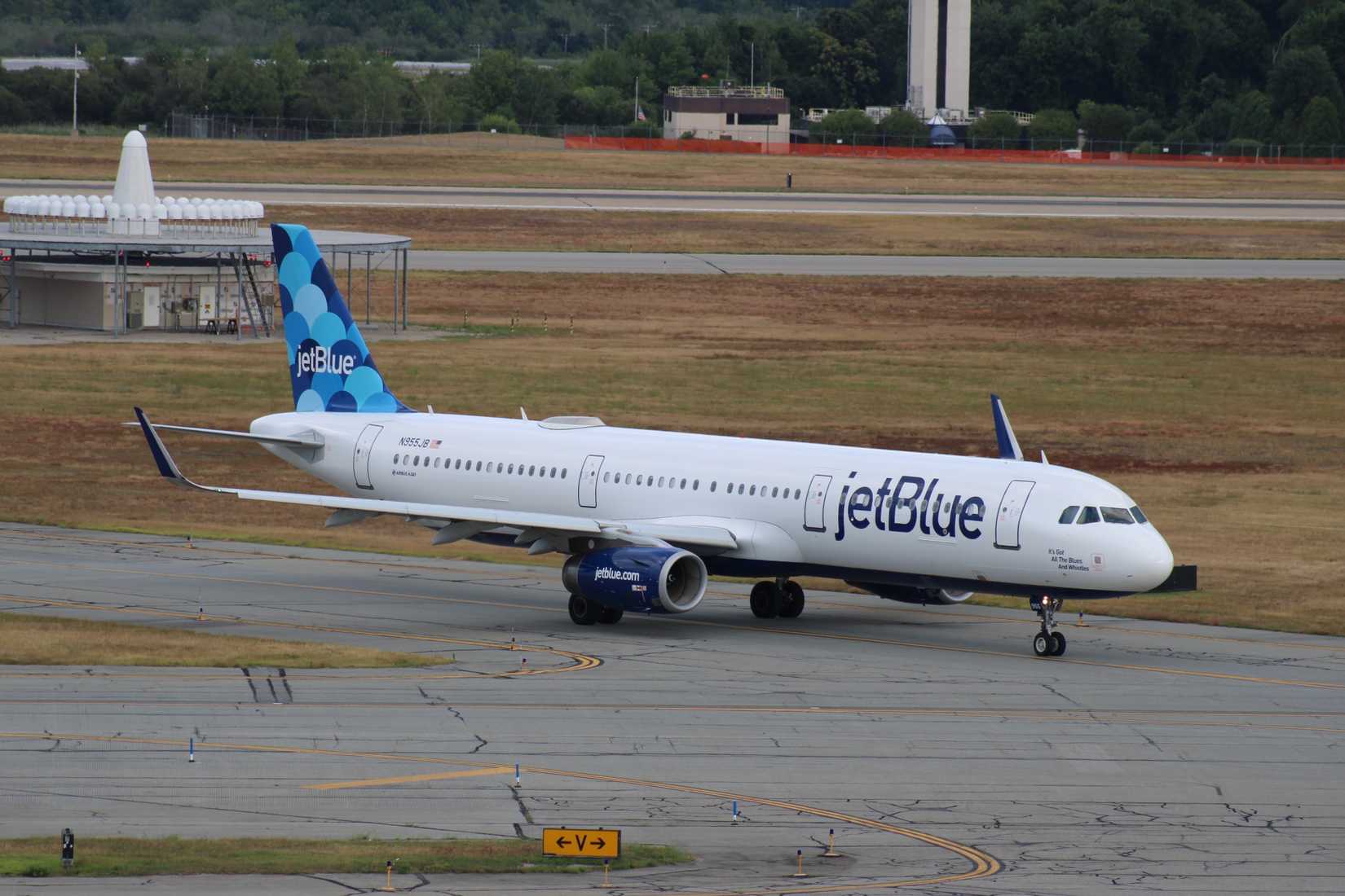 JetBlue A321 Taxiing
