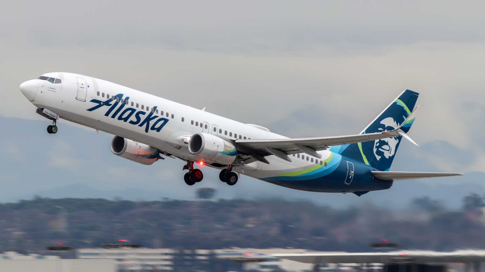 Alaska Airlines Boeing 737 Climbing