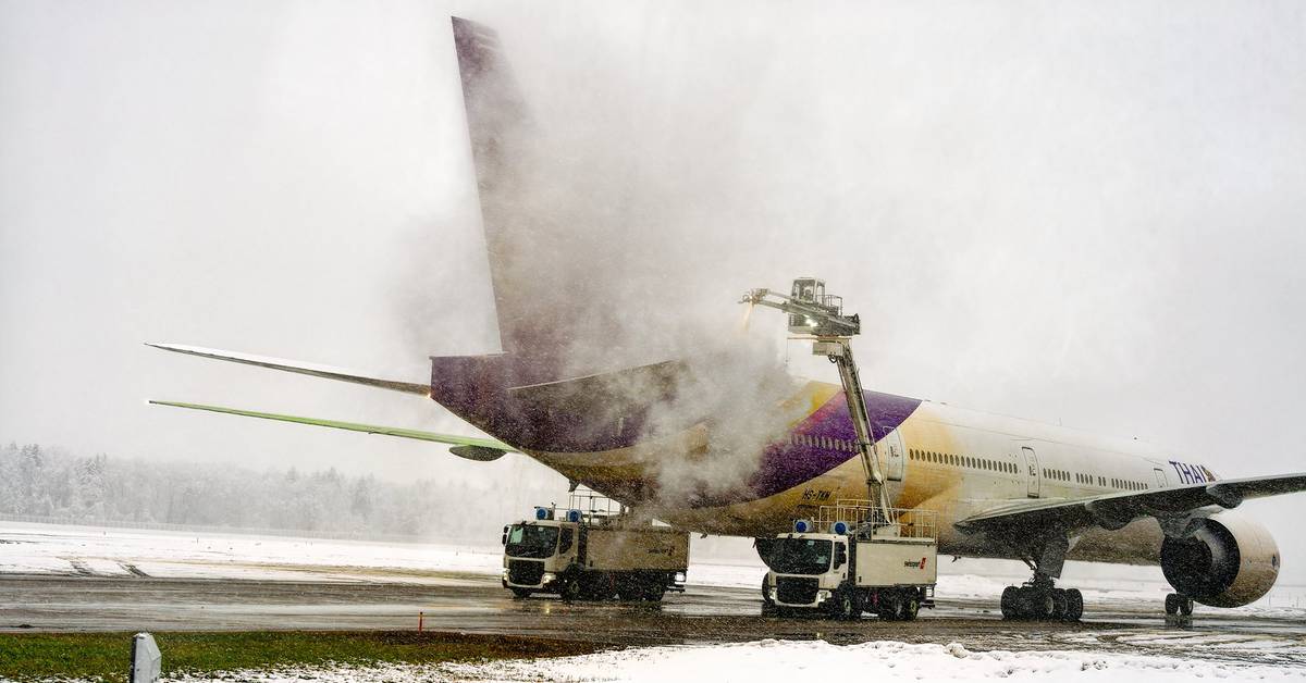 How Much Does It Cost An Airline To De-Ice A Boeing 777?