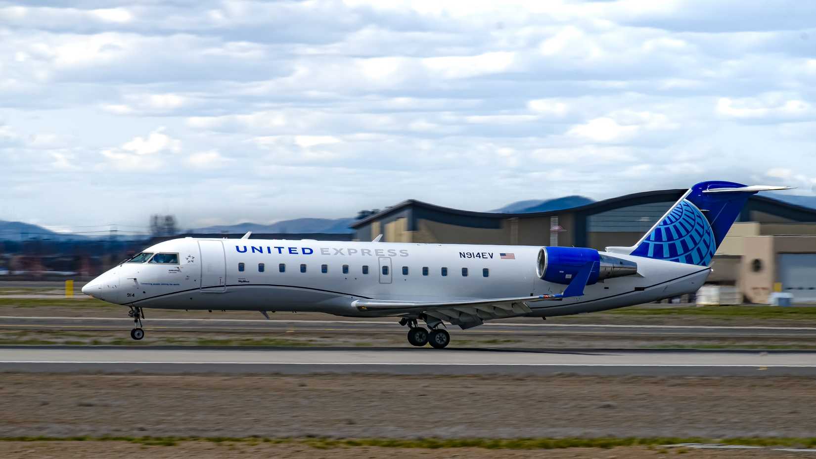 United Express Bombardier CRJ200