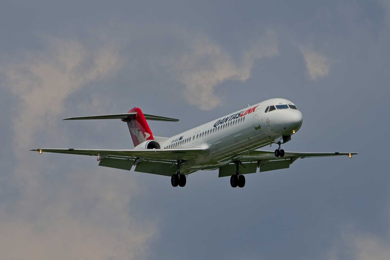 QantasLink F100 on short final