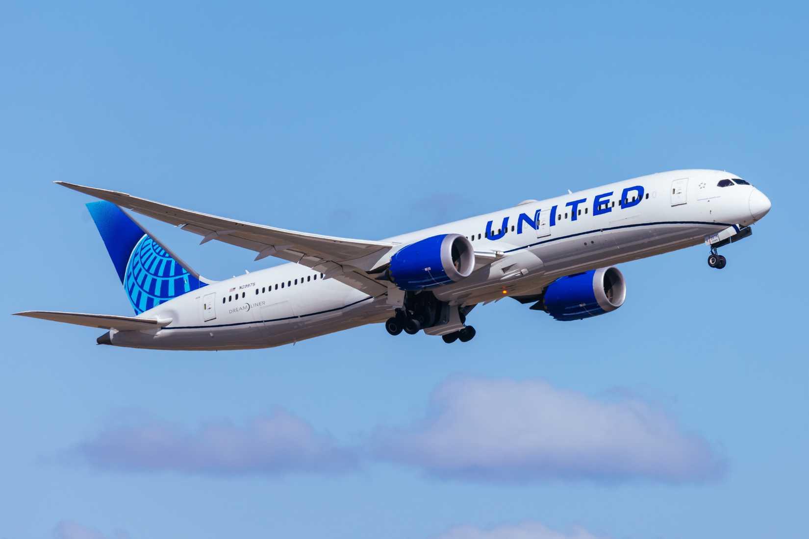 B787 united airlines takes off from Melbourne