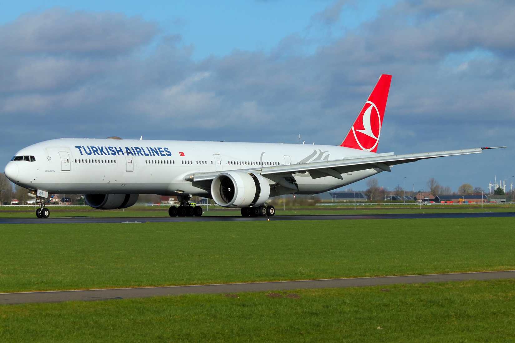 A Turkish Airlines Boeing 777 landing