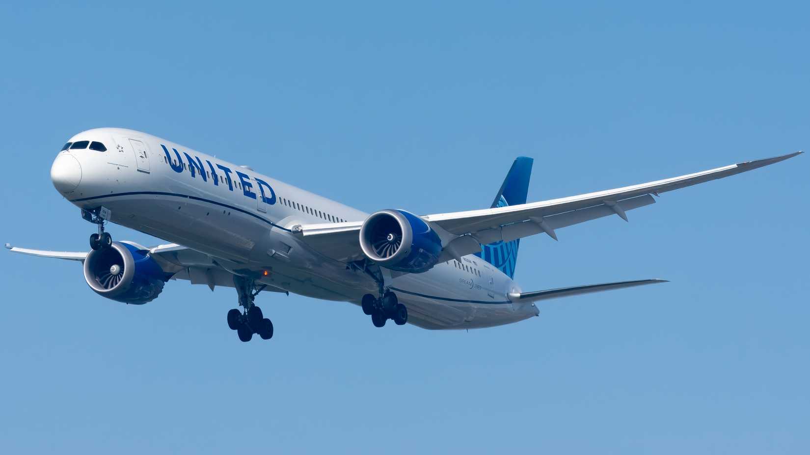United Boeing 787-10 On Approach